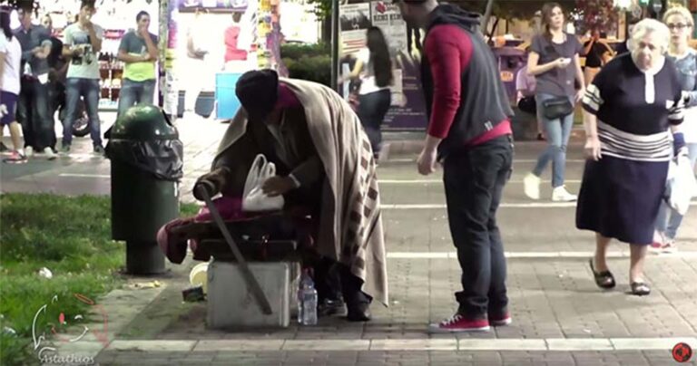 Κοινωνικό πείραμα στους δρόμους της Αθήνας, μεγαλείο ψυχής ενός αστέγου.