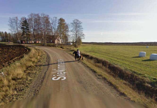 ti-synevi-otan-alogo-synantise-autokinito-google-street-view-02