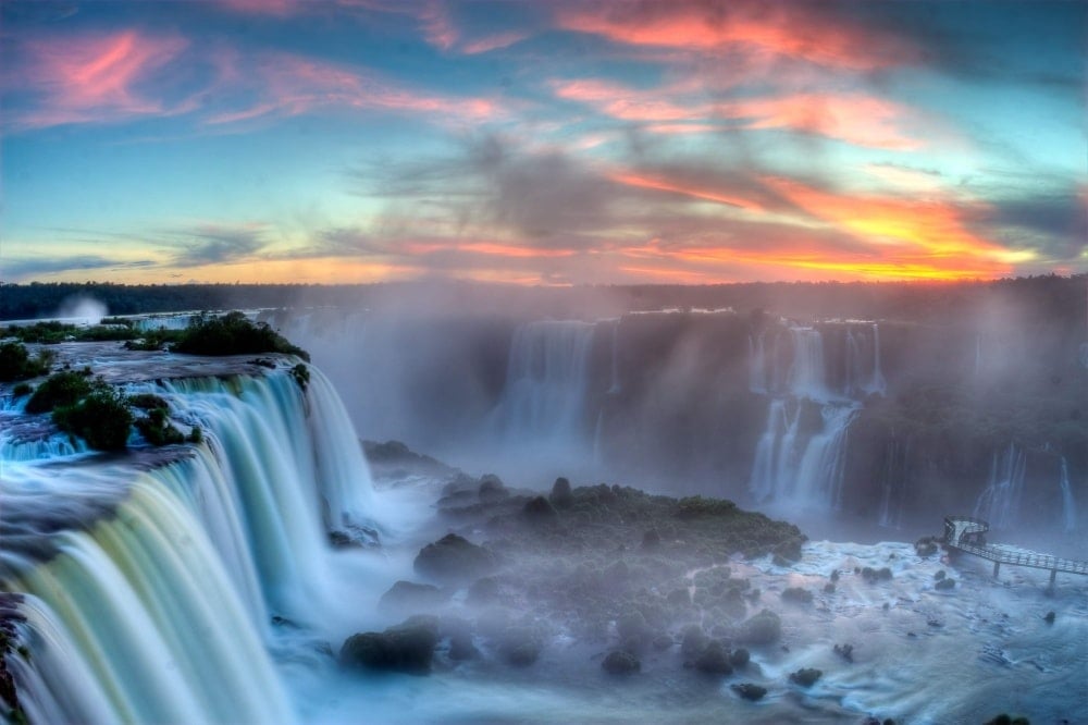 7720260-1000-1457965776-Sunset_over_Iguazu2