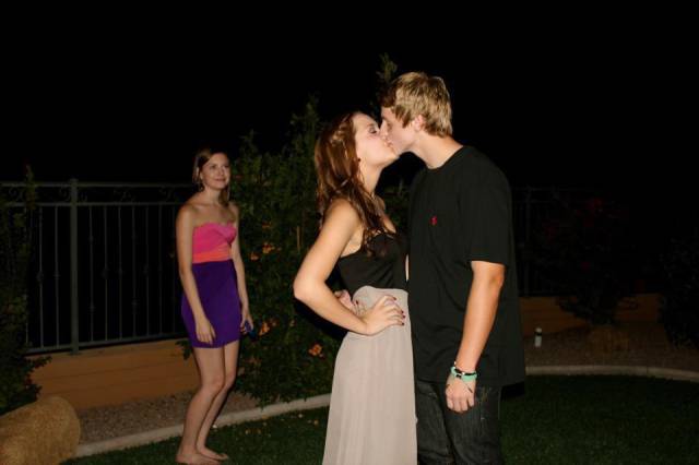 how_awkward_it_is_to_be_the_third_wheel_640_01