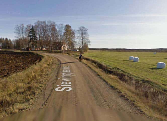 ti-synevi-otan-alogo-synantise-autokinito-google-street-view-01