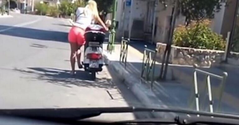 Ξανθιά προσπαθεί να βάλει μπρος ένα μηχανάκι χρησιμοποιώντας… το σταντ!