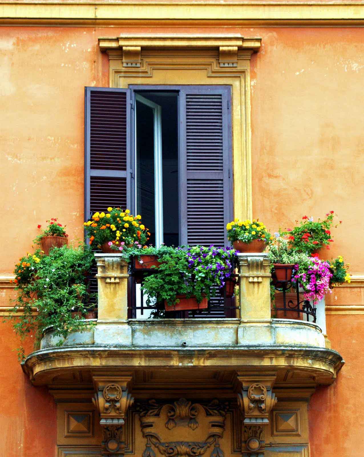 classic-italian-balcony-decoration