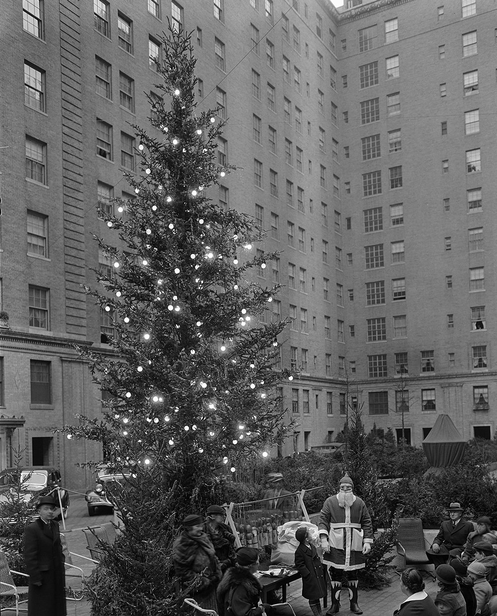 UNITED STATES - DECEMBER 24: Christmas tree in Rockefeller Plaza. (Photo by MCNY/Gottscho-Schleisner/Getty Images)