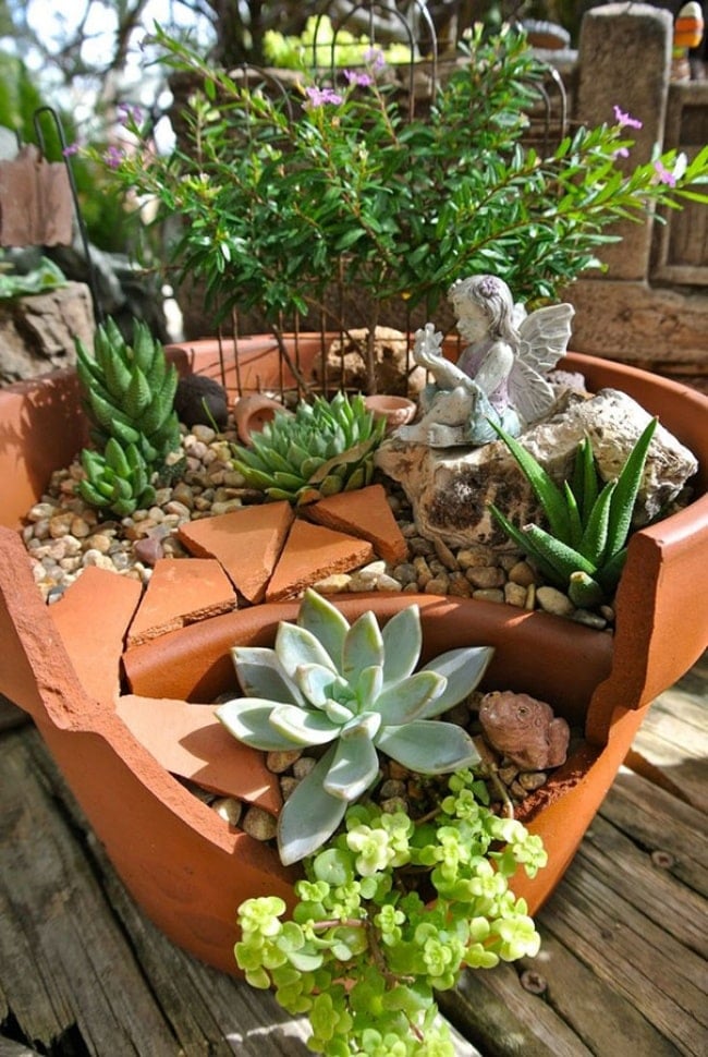 1015455-650-1459488702-broken-pot-fairy-garden-17