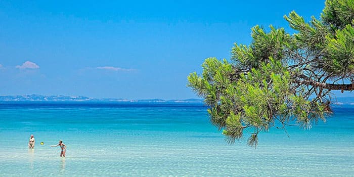 Η παραλία Βουρβουρού στη Χαλκιδική.