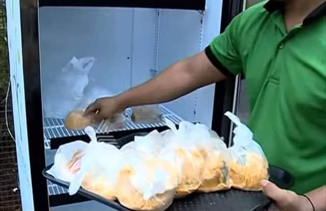 Εστιατόριο βγάζει ψυγείο στο δρόμο για να παίρνουν δωρεάν φαγητό οι πεινασμένοι άνθρωποι της πόλης 