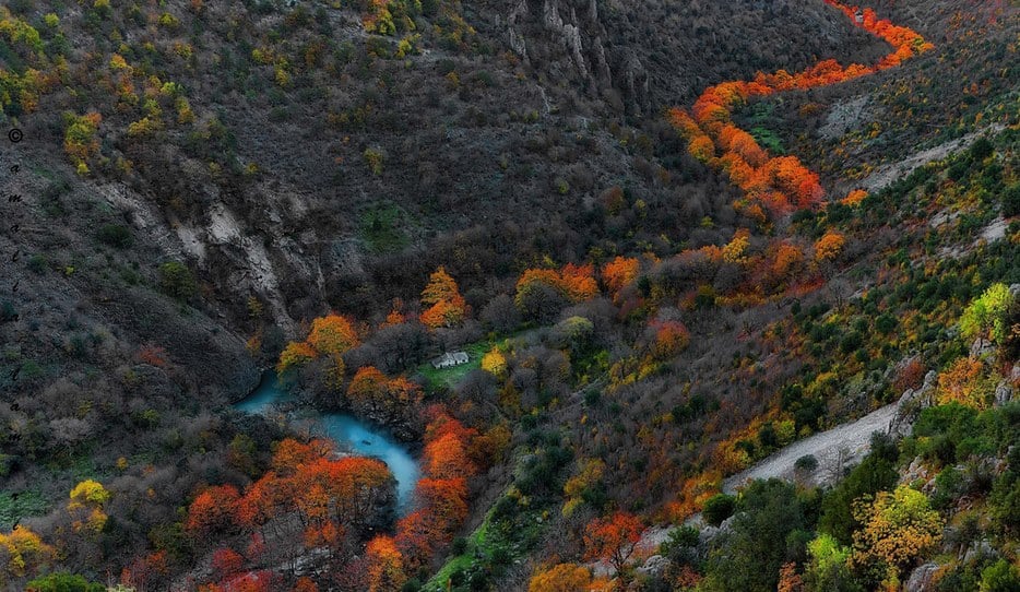 Hiking_at_Vikos_Gorge