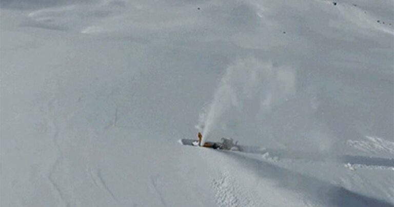 Δείτε πως τα γιγάντια εκχιονιστικά μηχανήματα ανοίγουν τους δρόμους μέσα από τρομακτική ποσότητα χιονιού