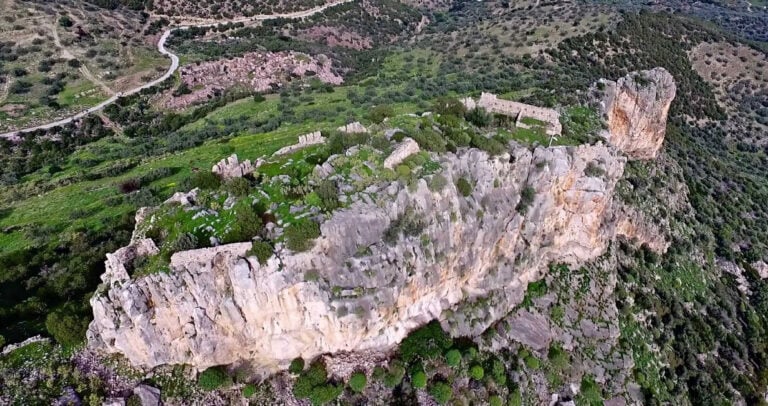 Μαγικά πλάνα από το άγνωστο «Κάστρο των Μετεώρων» σε ένα εναέριο βίντεο.