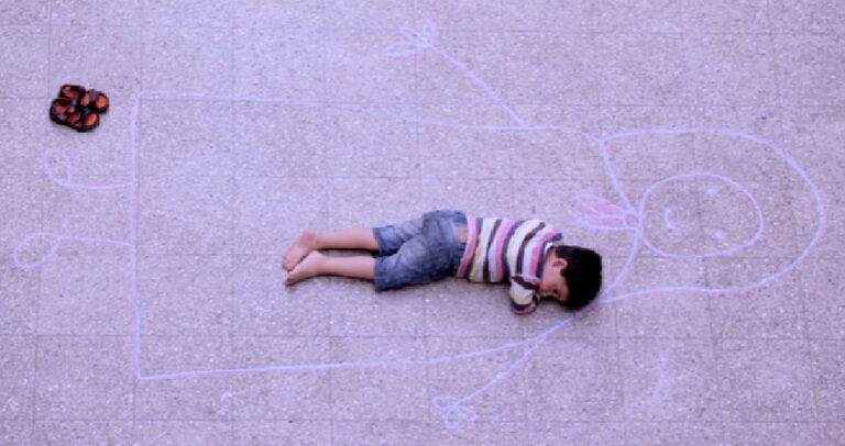 Κιμωλία: Μια ταινία μικρού μήκους για τη μητρική αγκαλιά που συγκινεί.