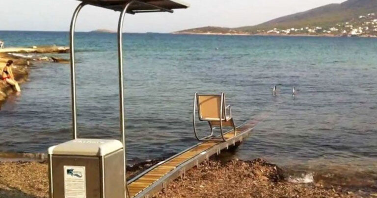 Tοποθετούνται ράμπες για ΑμεΑ σε 17 παραλίες της Αττικής.