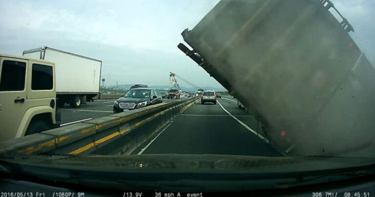 Κανείς δεν ξέρει πώς σώθηκαν. Το τροχαίο σοκ στην Νέα Υόρκη που κάνει τον γύρο του διαδίκτυο.