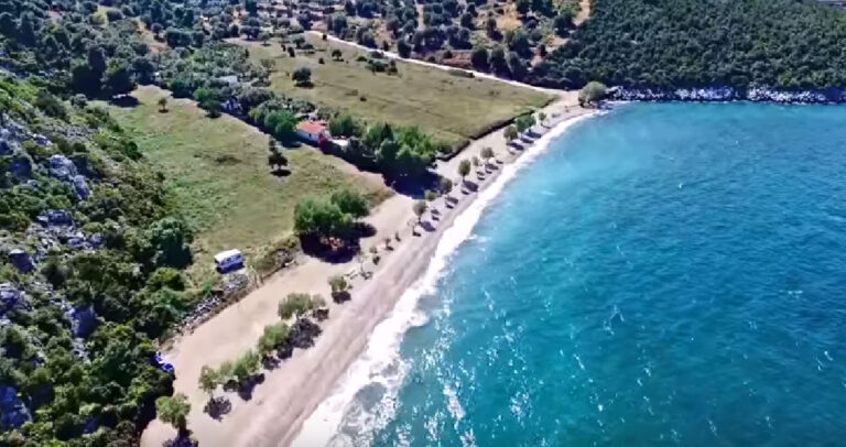 Οι κρυφές παραλίες της Αττικής μέσα από ένα εντυπωσιακό εναέριο βίντεο.