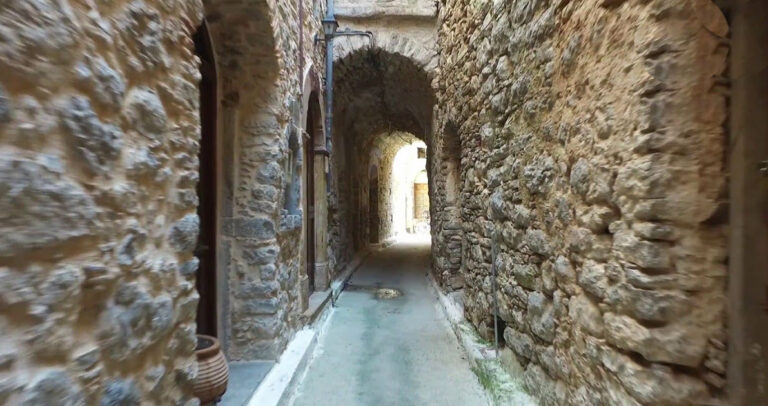 Το διάσημο Μεσαιωνικό Kαστροχώρι της Χίου ή αλλιώς «μαστιχοχώρι» σε ένα εκπληκτικό βίντεο.