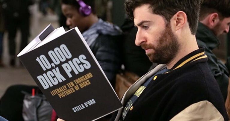 Διαβάζοντας βιβλία με εξωφρενικούς τίτλους στο μετρό!