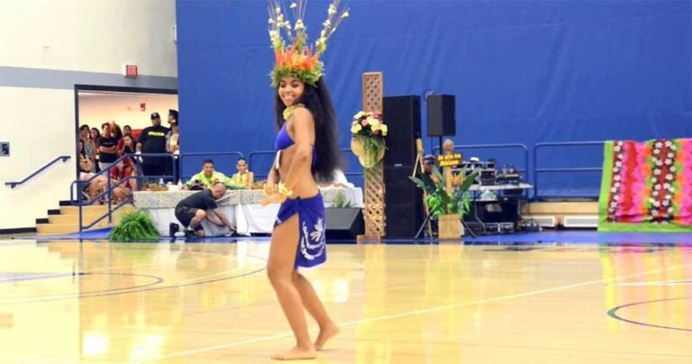 Αυτή η χορεύτρια από την Ταϊτή είναι τόσο μαγευτική που δεν μπορούμε να πάρουμε τα μάτια μας από πάνω της.