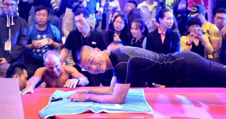 Αυτός ο Κινέζος αστυνομικός έσπασε το Ρεκόρ Γκίνες, αφού έκατσε 8 ώρες σε θέση σανίδας.