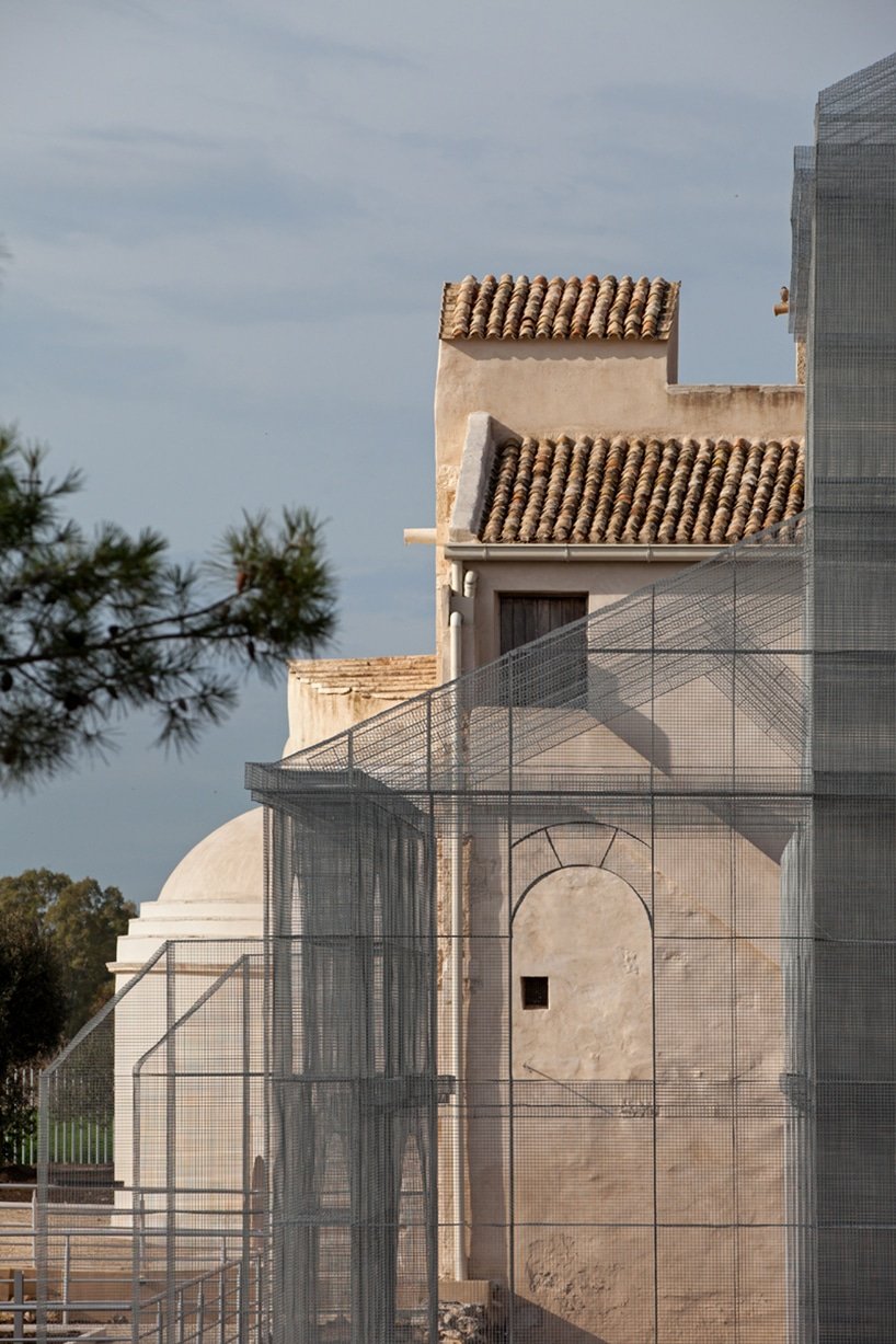 edoardo-tresoldi-wire-mesh-installation-gargano-puglia-designboom-04