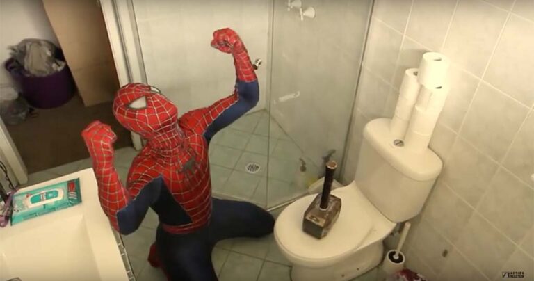 Ο Thor τρολάρει τον Spiderman αφήνοντας το σφυρί του σε διάφορα σημεία