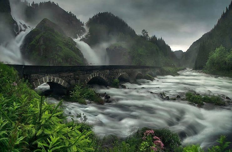 Η γέφυρα πάνω από τον Καταρράκτη Låtefossen - Odda, Χόρνταλαντ.