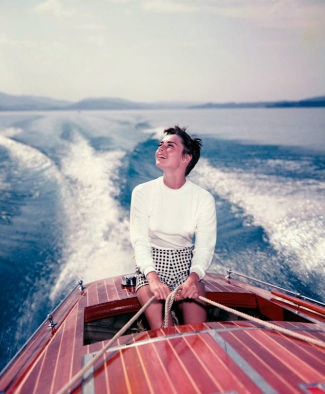 4566560-650-1448272448-AudreyHepburn1950s43