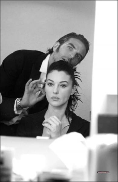 behind_the_scenes_black_and_white_photos_of_gorgeous_monica_bellucci_at_the_cannes_festival_640_10