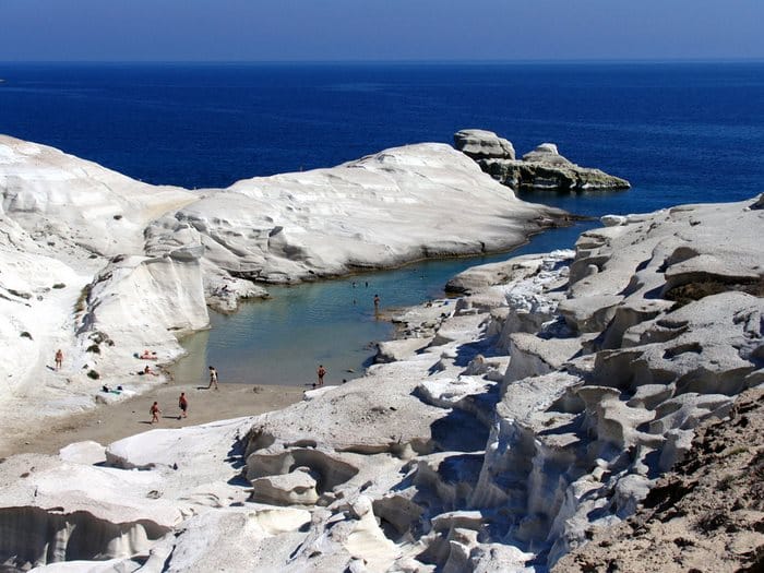  η παραλία Σαρακήνικο στο νησί της Μήλου συνδυάζει την εξωτική γήινη ομορφιά με την… εξωγήινη.