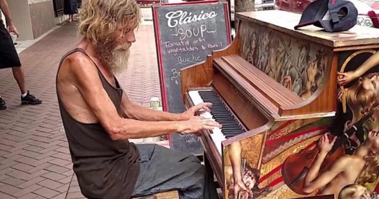 Aυτός ο άστεγος κάθεται στο πιάνο και μας υπενθυμίζει ότι δεν πρέπει να κρίνουμε τους ανθρώπους