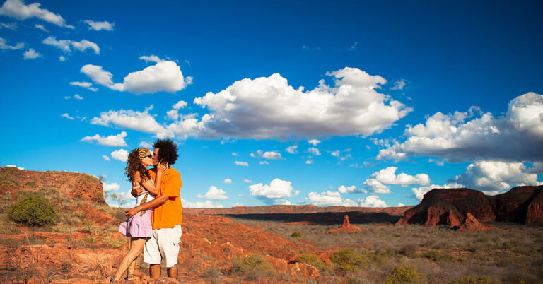Πέρασε ένα χρόνο παίρνοντας συνεντεύξεις σε ζευγάρια και ανακάλυψε πως παραμένουν ερωτευμένα.