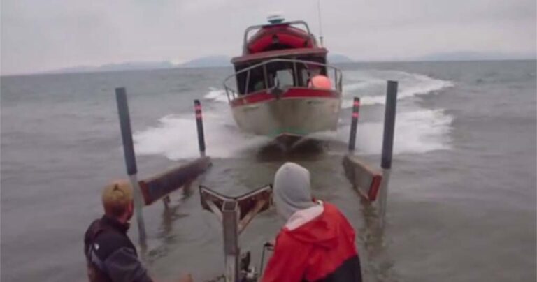 Πώς να παρκάρεις ένα αλιευτικό σκάφος χωρίς προβλήτα σε 10 δευτερόλεπτα!