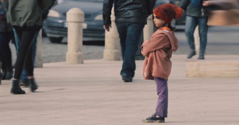 Πώς αλλάζει η στάση των ανθρώπων απέναντι σε ένα παιδί ανάλογα με τα ρούχα του;