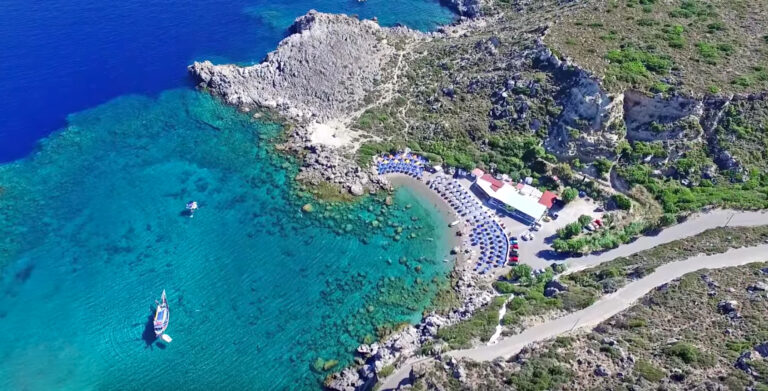 Η παραλία Άντονι Κουίν όπου γυρίστηκε η ταινία τα «Τα κανόνια του Ναβαρόνε» σε ένα εναέριο βίντεο.