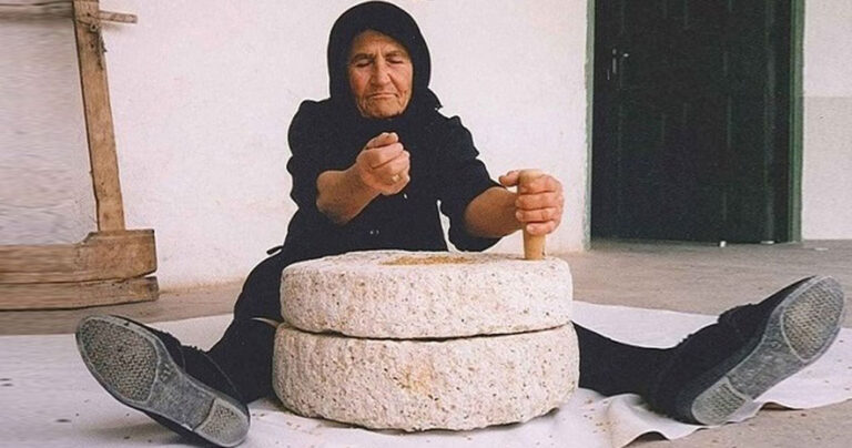 Εσείς γνωρίζετε τι ήταν ο χειρόμυλος;