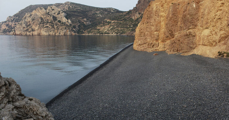 Μαύρα Βόλια: Η μαύρη παραλία της Χίου που τα βότσαλα της προέκυψαν από έκρηξη ηφαιστείου