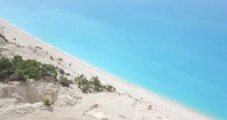 Η παραλία των Εγκρεμνών μετά το σεισμό παραμένει η πιο μαγευτική παραλία.