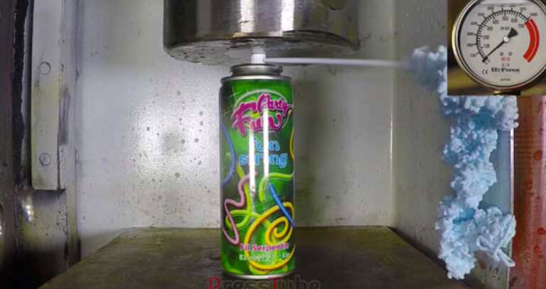 Υδραυλική πρέσα καταστρέφει αποκριάτικο αφρό και το αποτέλεσμα είναι άκρως διασκεδαστικό.