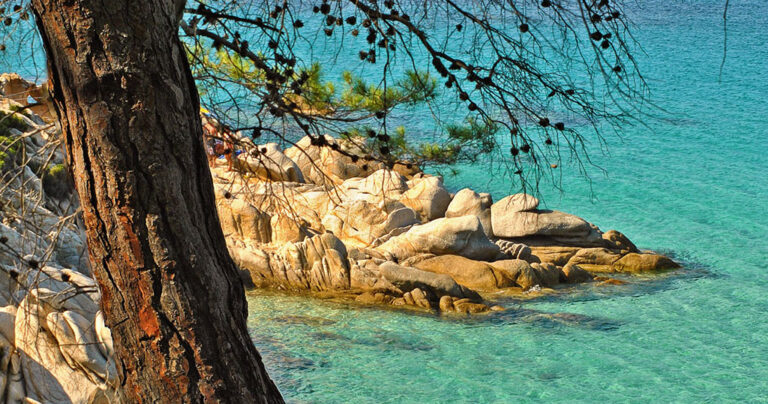 Η εξωτική παραλία της Χαλκιδικής με τα εντυπωσιακά λευκά βράχια και τα γαλαζοπράσινα νερά.