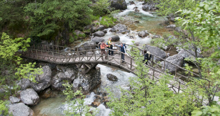 10 από τα ωραιότερα φαράγγια της Ελλάδας με κρυστάλλινα νερά και παραμυθένια τοπία.