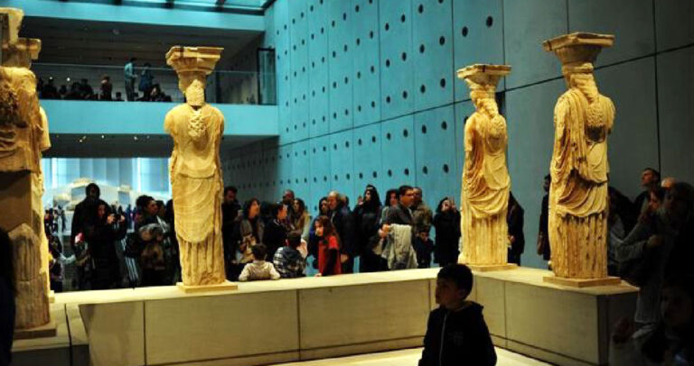 Η γλώσσα των αρίστων διδάσκεται, δεν καταργείται.