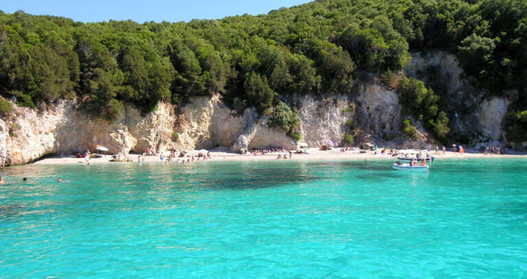 Παραλία Πισίνα: Μια από τις διασημότερες παραλίες στα Σύβοτα με διάφανα τιρκουάζ νερά