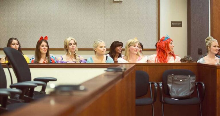 Όλοι στο δικαστήριο ντύθηκαν χαρακτήρες της Ντίσνεϊ για υπόθεση υιοθεσίας ενός 5χρονου κοριτσιού.