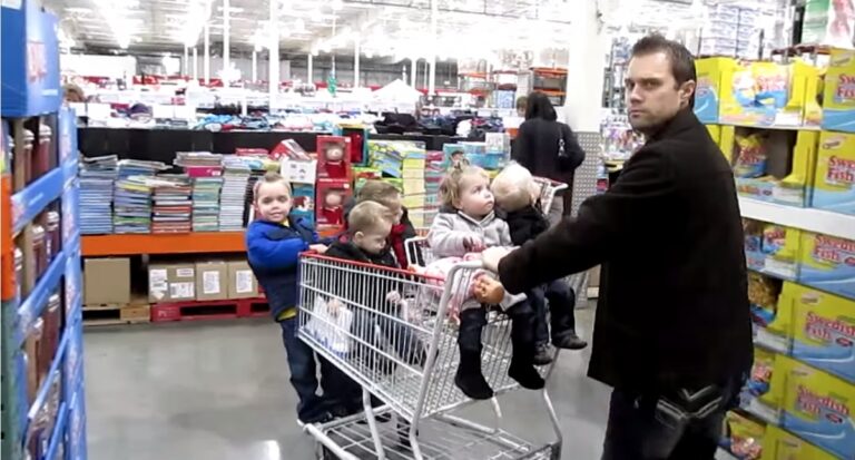 Αυτός είναι ο καλύτερος μπαμπάς του κόσμου και τα 5 παιδιά του το ξέρουν!