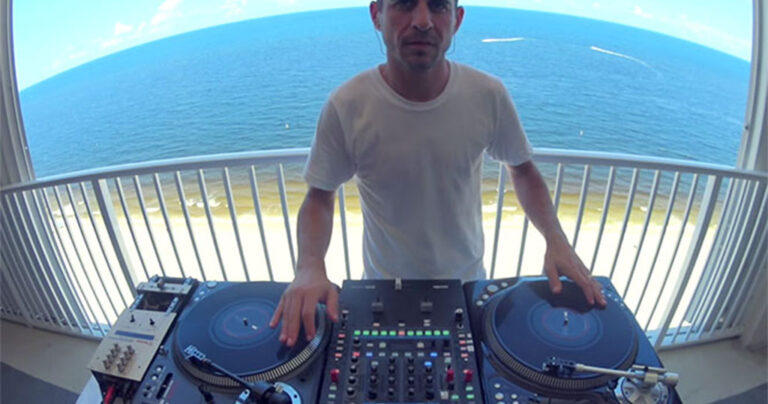 Αυτός ο άνθρωπος είναι ένας πραγματικός DJ και το αποδεικνύει