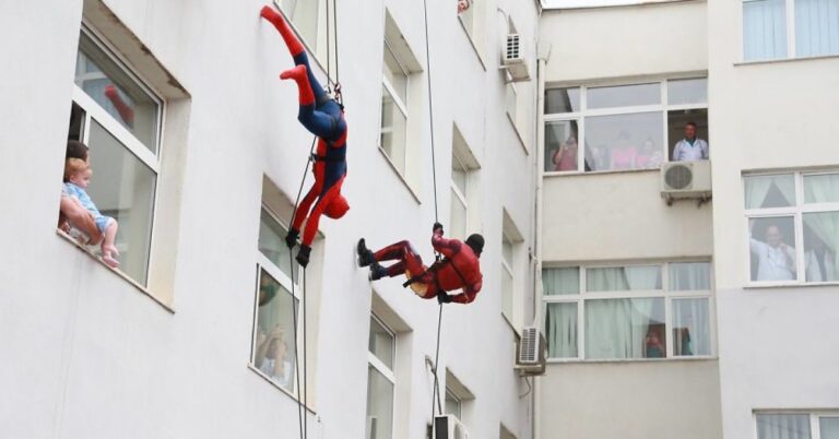 Αστυνομικοί της Αλβανίας ντυμένοι υπερήρωες επισκέφτηκαν νοσηλευόμενα παιδιά.