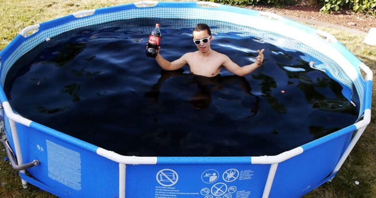 Γέμισε μια πισίνα με 5.500 λίτρα Coca Cola και μπήκε μέσα για να κάνει μπάνιο!