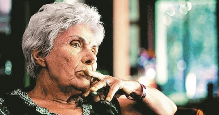 Κική Δημουλά: «Υπέμεινα πράγματα τα οποία δεν έπρεπε να υπομείνω, με το αιτιολογικό μιας ευγένειας»