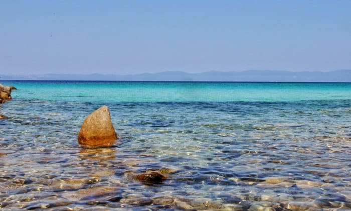 Η εξωτική παραλία της Χαλκιδικής με τα εντυπωσιακά λευκά βράχια και τα γαλαζοπράσινα νερά.