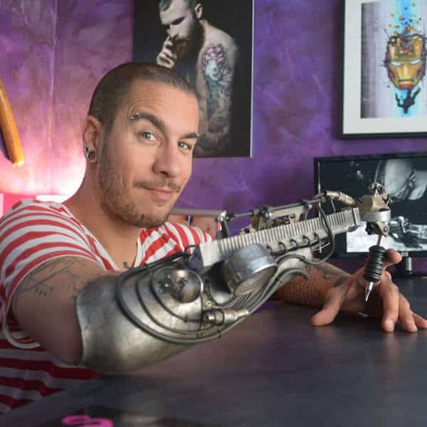 this_tattoo_artist_has_a_cool_tattoo_machine_prosthesis_instead_of_an_arm_640_03