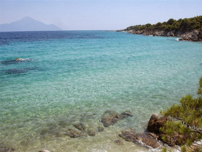 Η εξωτική παραλία της Χαλκιδικής με τα εντυπωσιακά λευκά βράχια και τα γαλαζοπράσινα νερά.